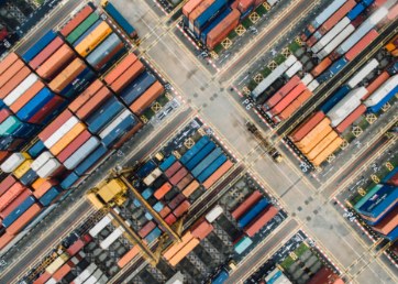 Containers au port / Cargo at port